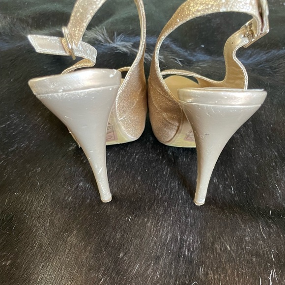 Michelangelo Gold High Heels Stilettos Peep Toe Size 7.5 2.5 In Heel Prom - Picture 2 of 6